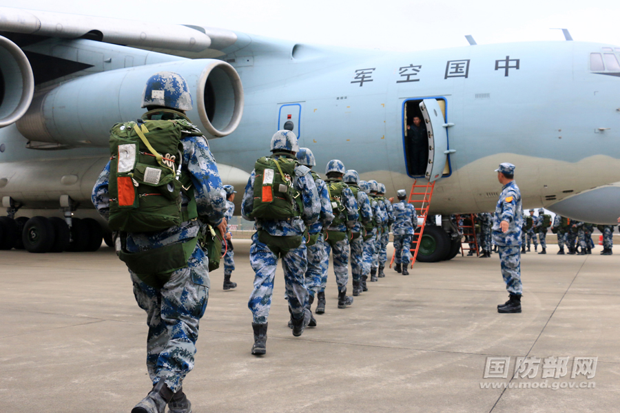 11月19日,空降兵某部组织通信保障队,工兵救援队,侦察引导队等多支