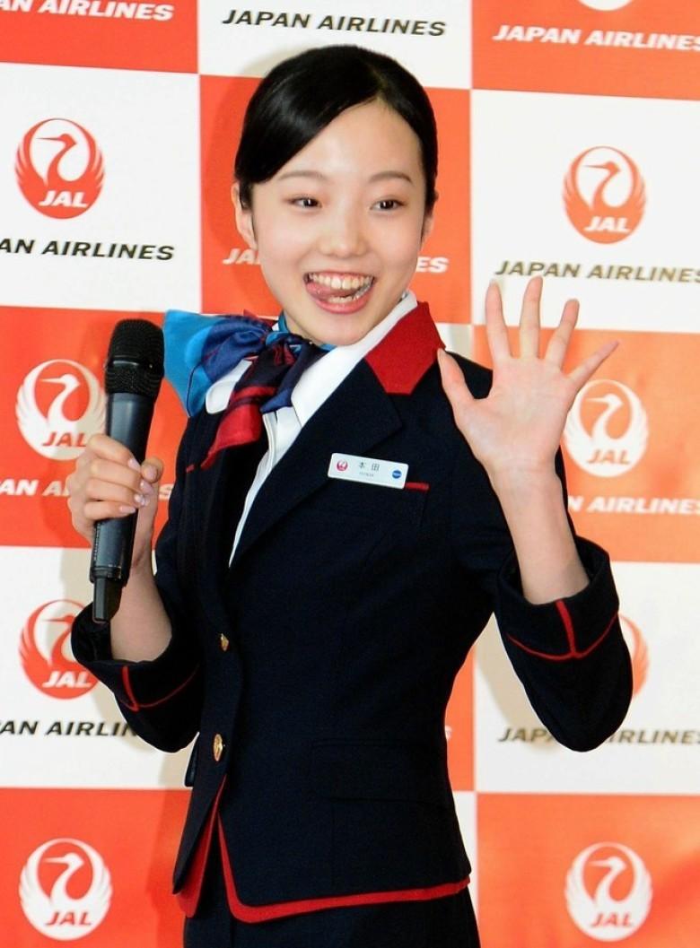 日本15岁花滑公主清纯变身 空姐装受热捧