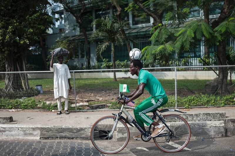 尼日利亚小伙头顶足球骑行破世界纪录