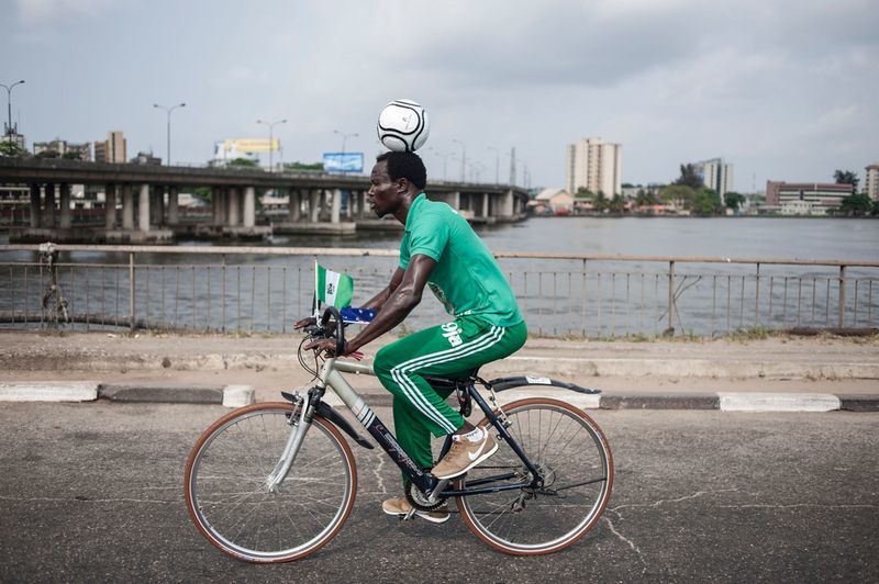 尼日利亚小伙头顶足球骑行破世界纪录