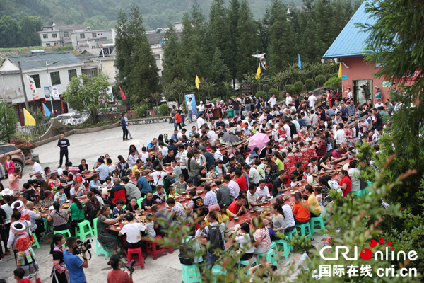 图片默认标题_fororder_苗家长桌宴--（摄影-申勇）6