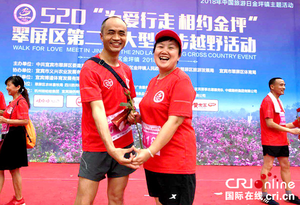 图片默认标题_fororder_开心的徒步爱好者--（摄影-何芳）