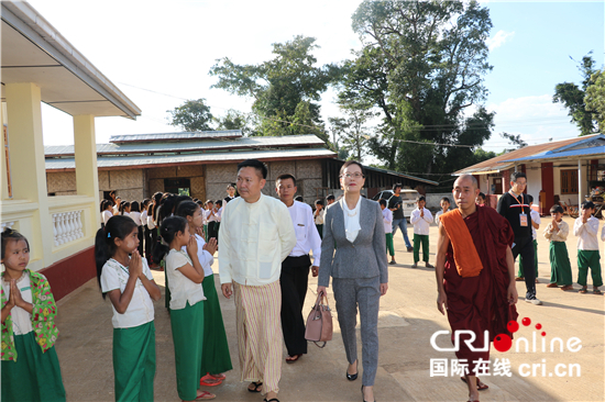 中国驻缅甸使馆向掸邦昂米达亚佛寺学校捐赠物