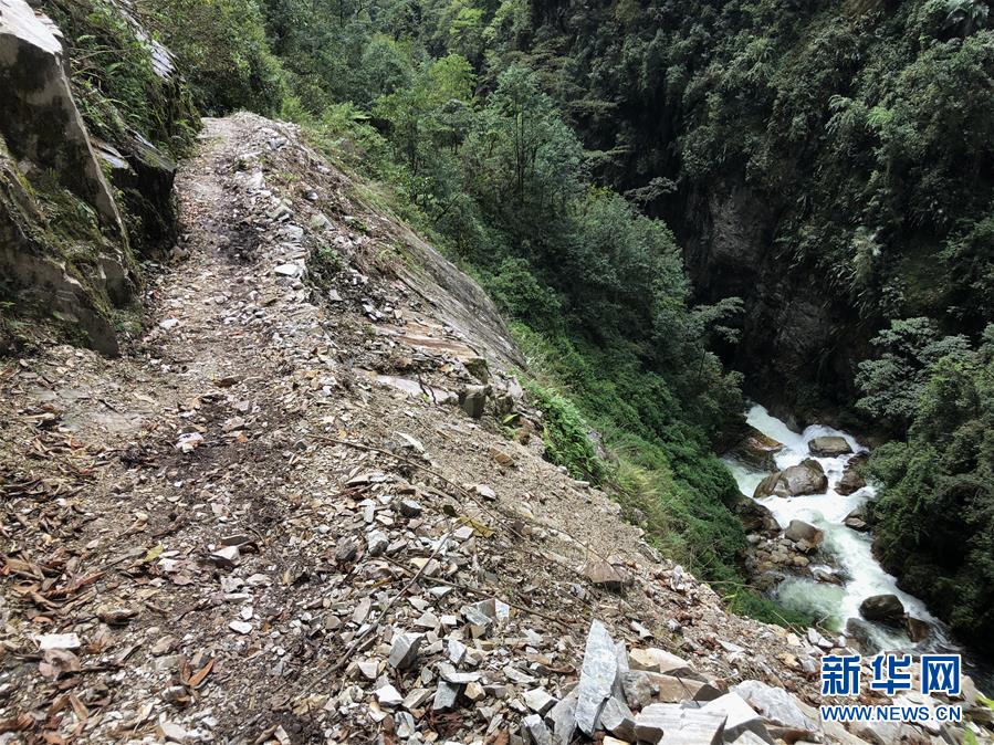 当地所需生活物资和建筑材料,只能靠人背马驮,翻越嘎隆拉,多雄拉两座