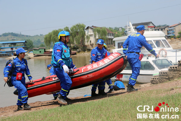 图片默认标题_fororder_演练人员在快速抬运水上施救工具