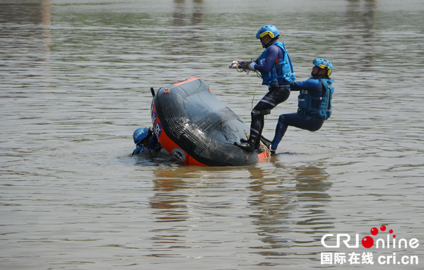 图片默认标题_fororder_演练人员在实施落水船员救助