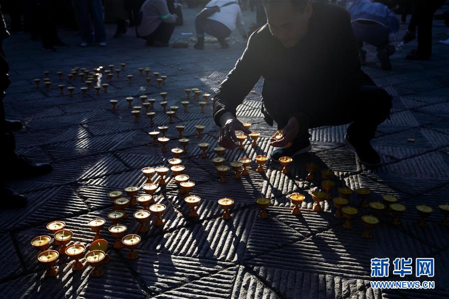 「新华网」青海僧众迎来燃灯节