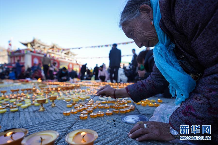 「新华网」青海僧众迎来燃灯节