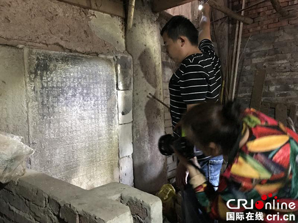 图片默认标题_fororder_考察组专家进行实地考察（自流井区宣传部-供图）