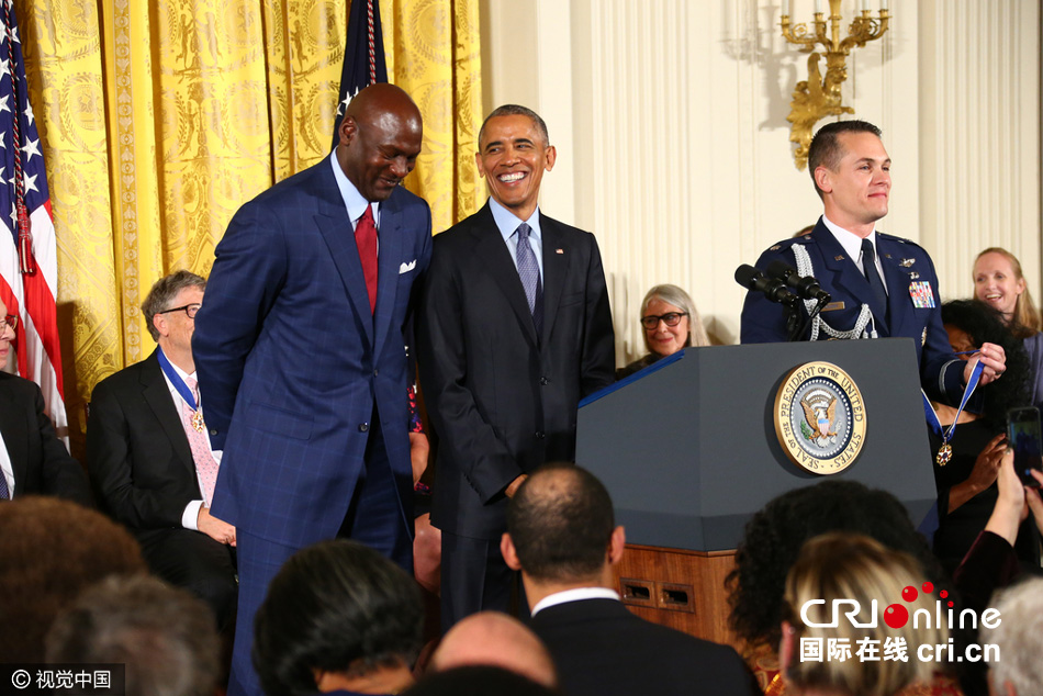 乔丹获颁总统自由勋章 奥巴马亲自为飞人佩戴