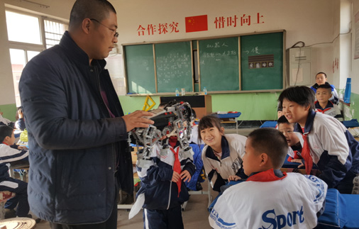 辽宁：一块木板开启的机器人探秘之旅 带乡里孩子遨游科技世界