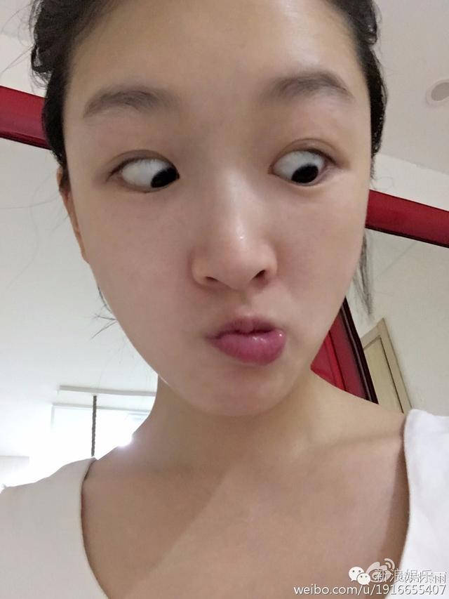鹿晗搞怪刘亦菲做鬼脸 颜值高才爱发丑照？