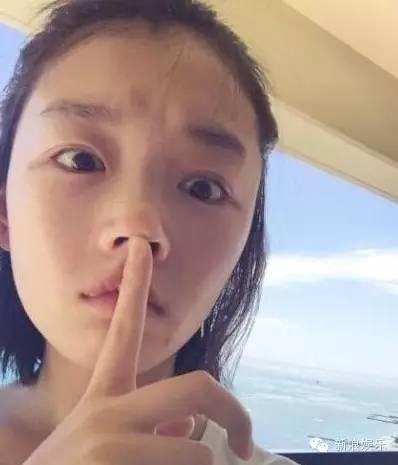 鹿晗搞怪刘亦菲做鬼脸 颜值高才爱发丑照？