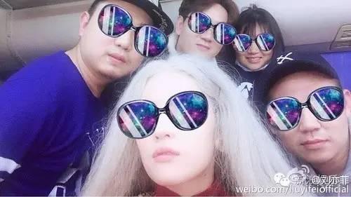 鹿晗搞怪刘亦菲做鬼脸 颜值高才爱发丑照？