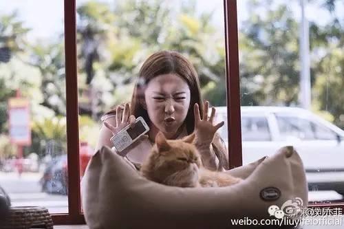 鹿晗搞怪刘亦菲做鬼脸 颜值高才爱发丑照？