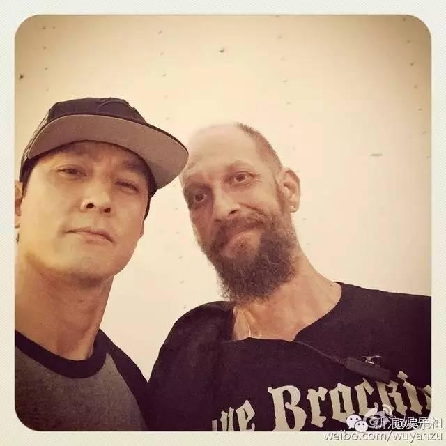 鹿晗搞怪刘亦菲做鬼脸 颜值高才爱发丑照？