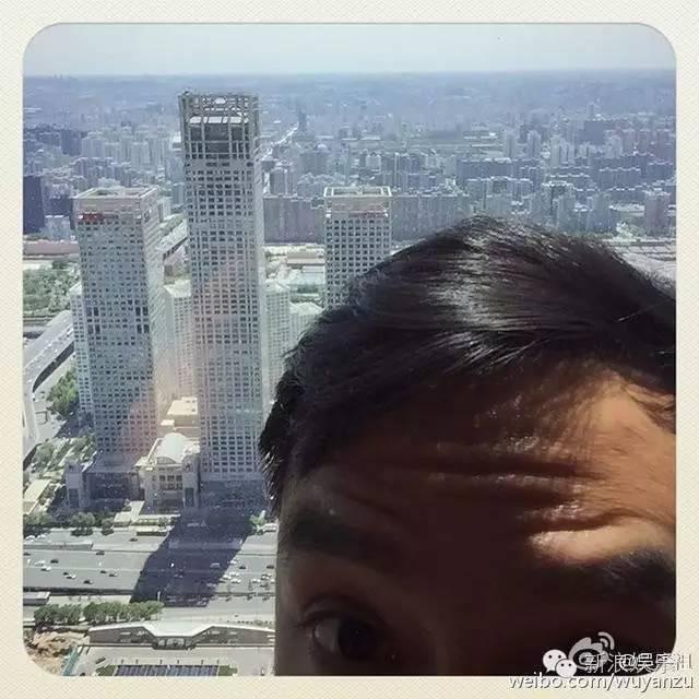 鹿晗搞怪刘亦菲做鬼脸 颜值高才爱发丑照？