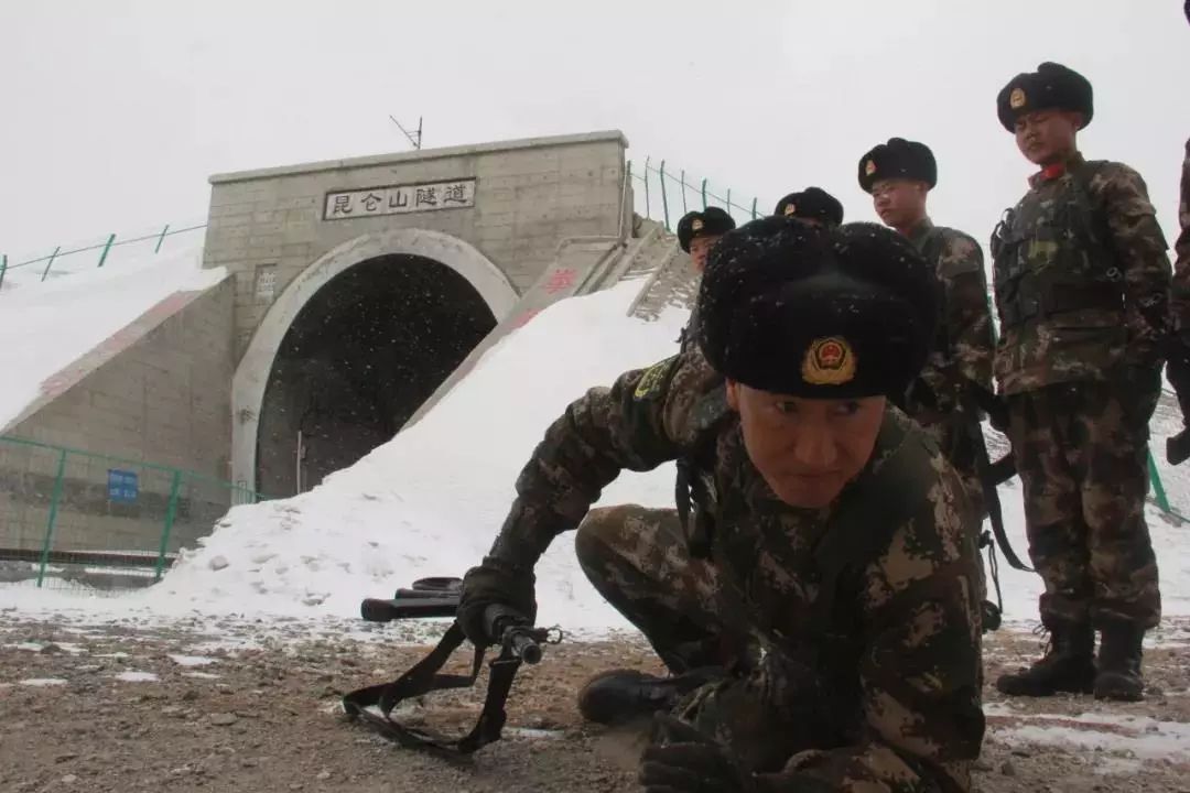 中国军网@他们不惧严寒的样子，帅炸了！