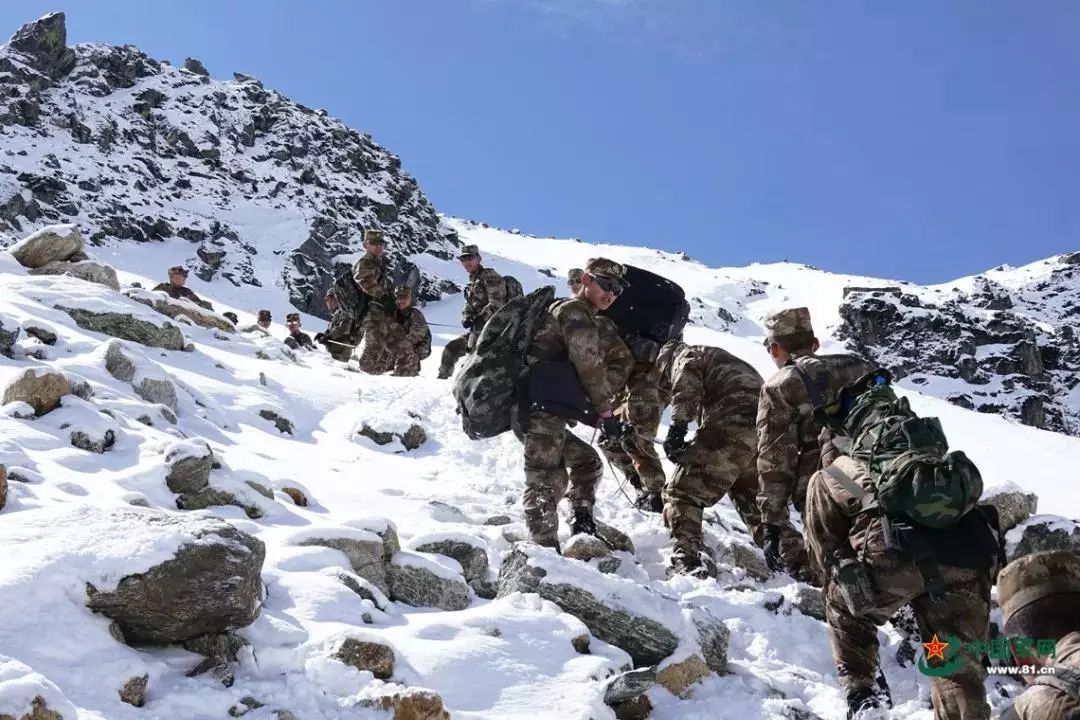 中国军网@他们不惧严寒的样子，帅炸了！