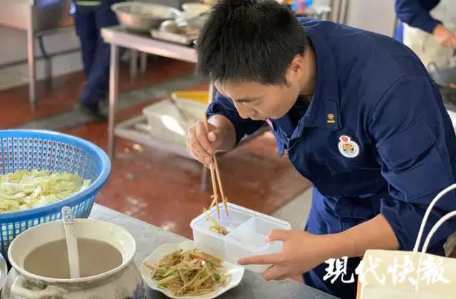 中国青年报■万象 | 高铁站台上三分钟的“探亲假”，这段视频让