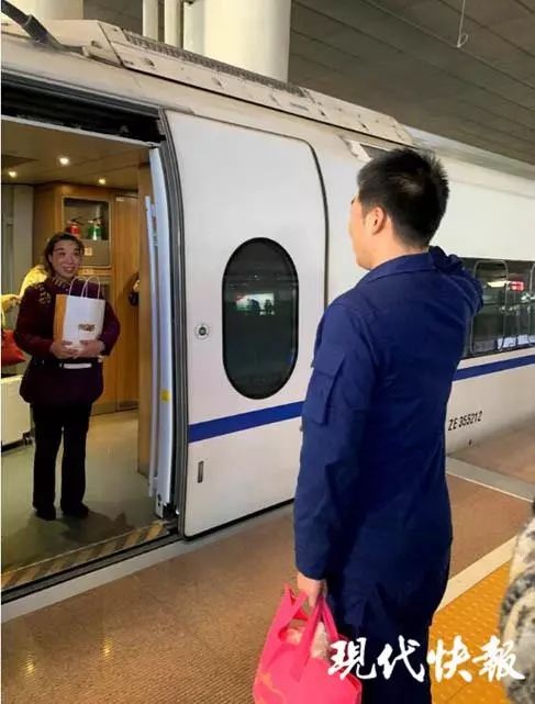 中国青年报■万象 | 高铁站台上三分钟的“探亲假”，这段视频让