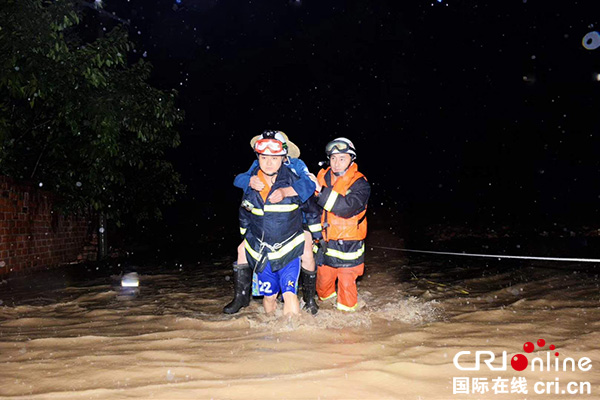 图片默认标题_fororder_消防队员开展营救行动（摄影：王卫东）