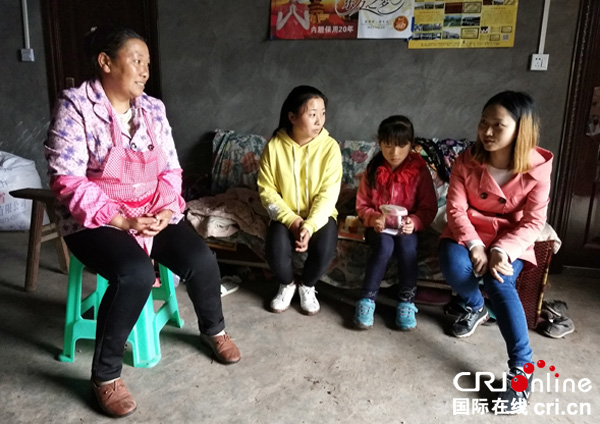 图片默认标题_fororder_老师和贫困家庭在一起