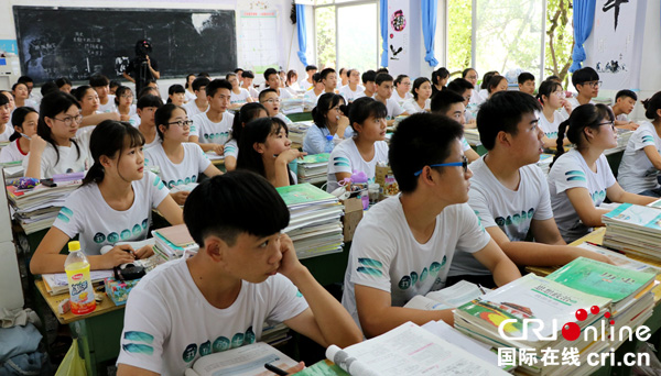 图片默认标题_fororder_聚精聆听-陈国峰摄