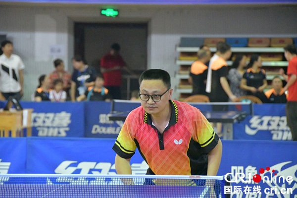 图片默认标题_fororder_宜宾市公安局交警支队李忠获得男子单打第四名（摄影-贺燕飞）