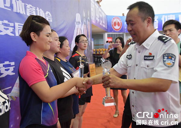 图片默认标题_fororder_宜宾县公安局女单冠军魏亚玲上台领奖（摄影-贺燕飞）