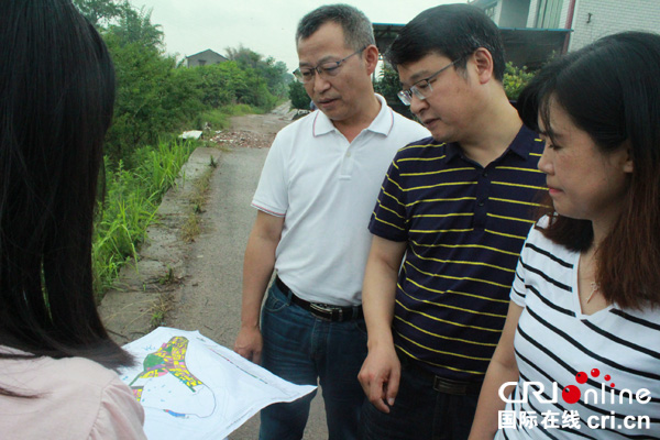 图片默认标题_fororder_随行人员向考察组介绍有关规划情况