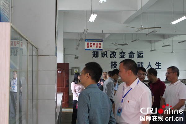 图片默认标题_fororder_考察组深入南溪职校车间参观