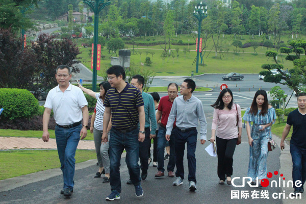 图片默认标题_fororder_胡建军陪同考察组参观凤凰大道“银杏酒店管理学院南溪新校区”地址