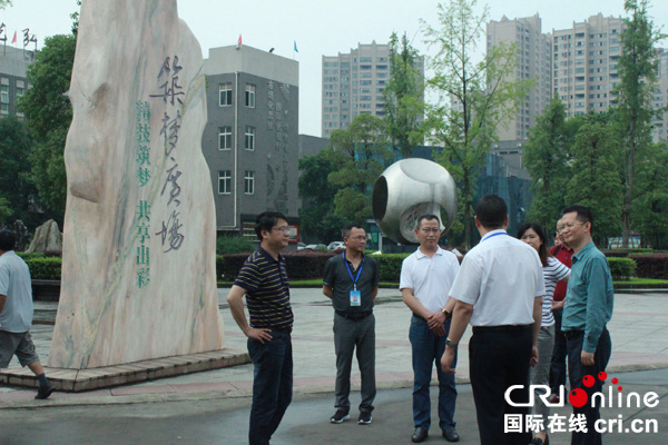 图片默认标题_fororder_考察组来到南溪职校了解办学情况