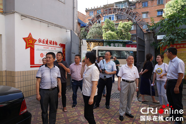 图片默认标题_fororder_新闻媒体走进社区（摄影杨明）