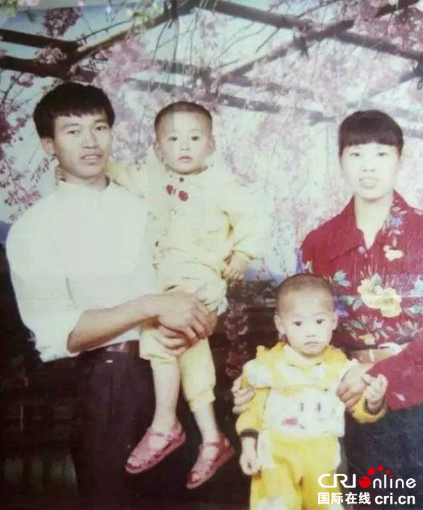 图片默认标题_fororder_杨天建一家四口合影