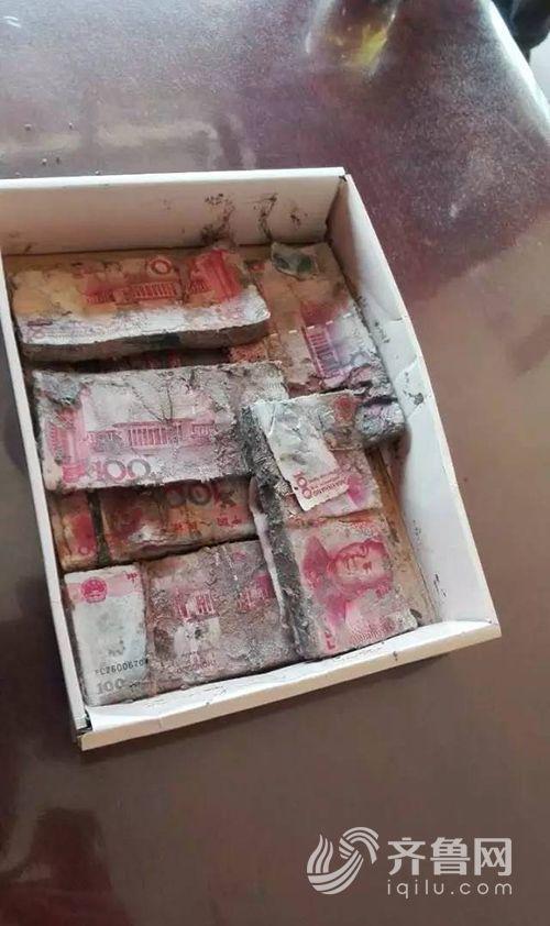 济南男子院里挖坑藏7万现金 雨雪后巨款变"废纸"