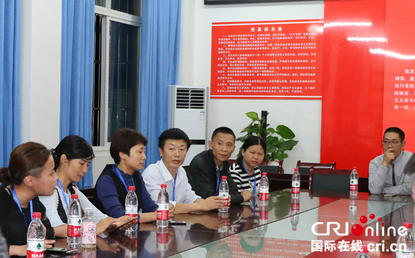 图片默认标题_fororder_幸享华、唐均、金江艺术研究院的领导与饰演话剧的学生交流座谈