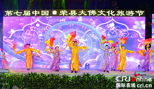 图片默认标题_fororder_现场的文艺表演（摄影-廖志全）