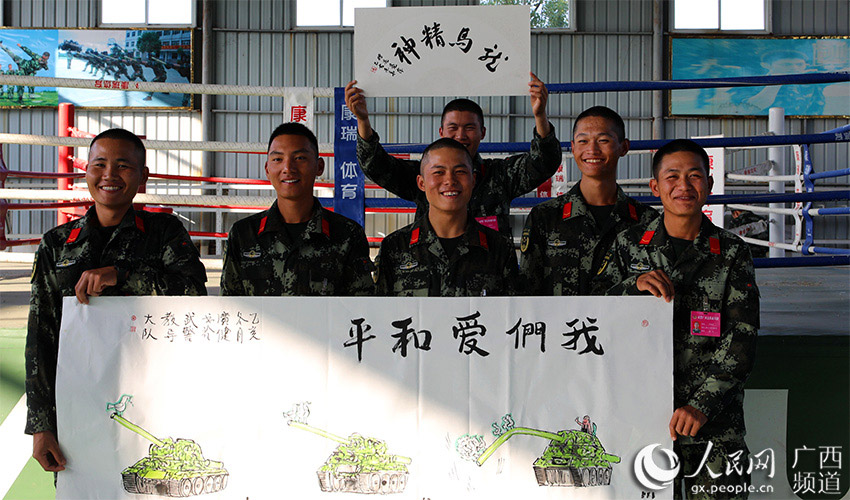 广西柳州：书法进军营慰问子弟兵 翰墨飘芳香传递鱼水情