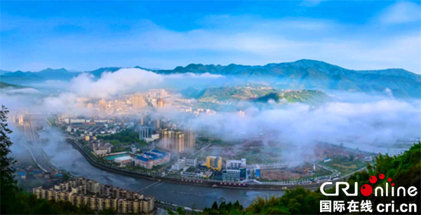 图片默认标题_fororder_云雾中县城（荥经县委宣传部-供图）