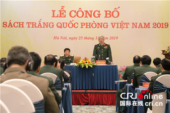 图片默认标题_fororder_1 越南国防部副部长阮志咏上将(站立)出席发布仪式