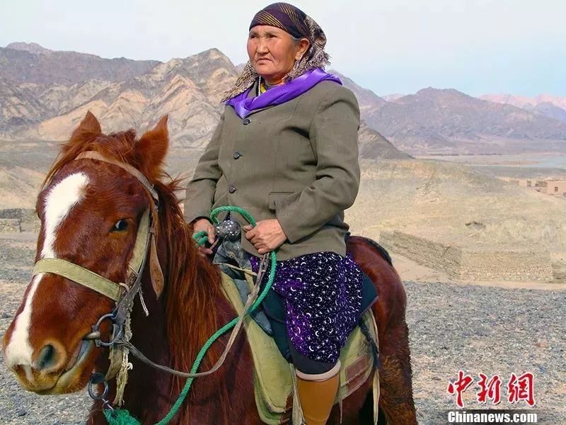 【中新社】58年！她行走80000多公里 在十余万块石头上刻下“中国