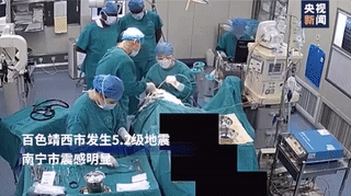 #央视新闻#手术中发生地震，监控记录下这样一幕……