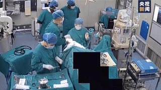 #央视新闻#手术中发生地震，监控记录下这样一幕……