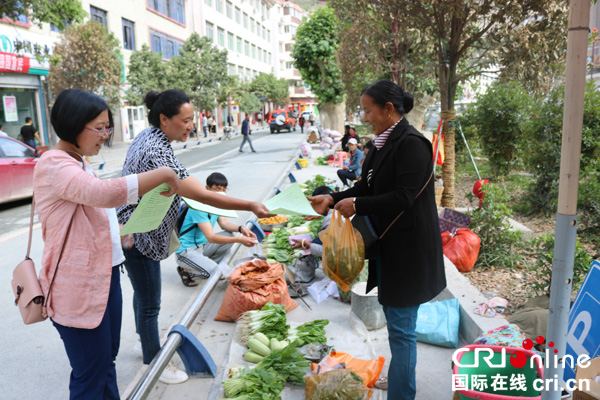 甘孜州得荣县委书记雷建新广场摆摊面对面接访听民声