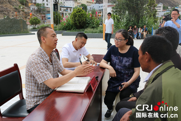 图片默认标题_fororder_县委书记亲切接访三名群众