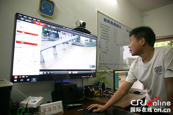 图片默认标题_fororder_防汛抗旱指挥部办公室工作人员正在实时查看情况