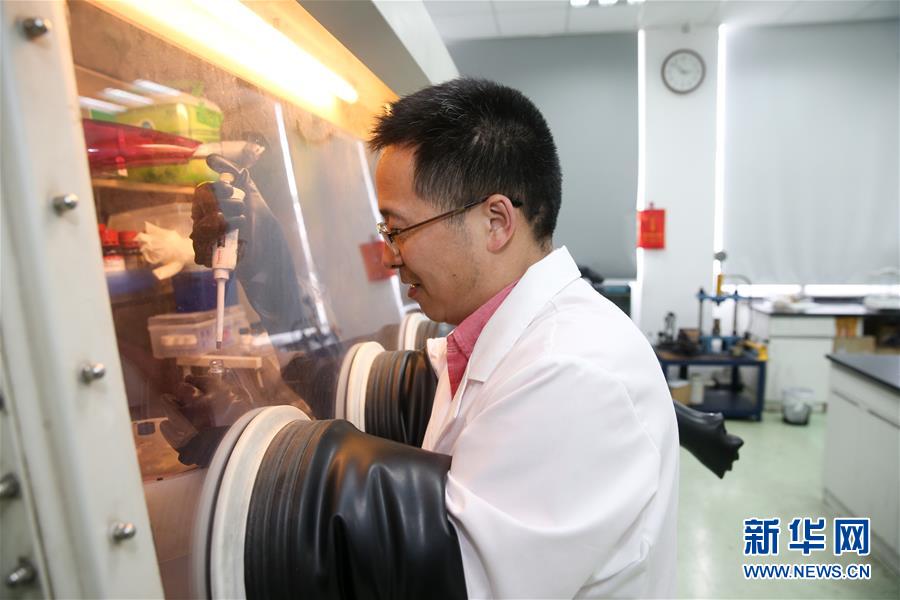 中国科学家研发治污新材料 光照2周可改善水质