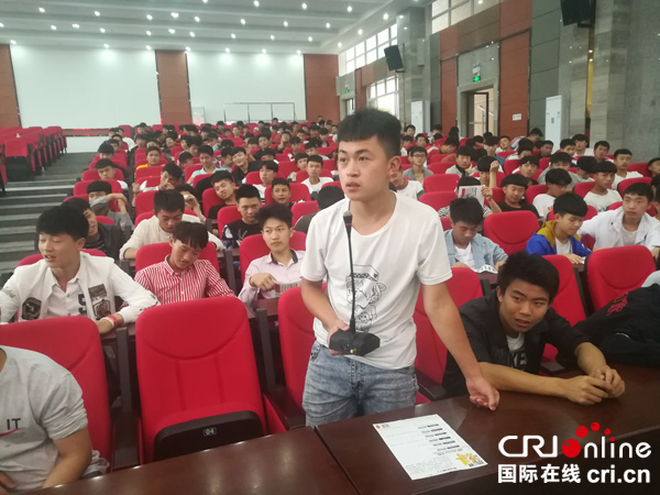 图片默认标题_fororder_招聘会上优秀学生做经验交流（彭从华-摄）